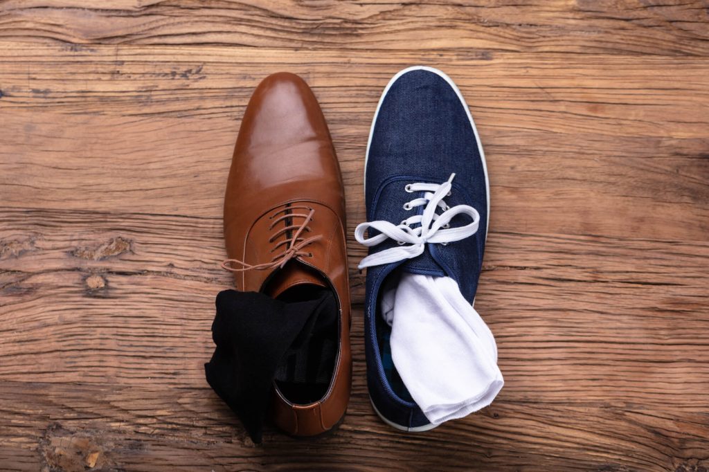 Jak bezpiecznie rozciągnąć buty zamszowe